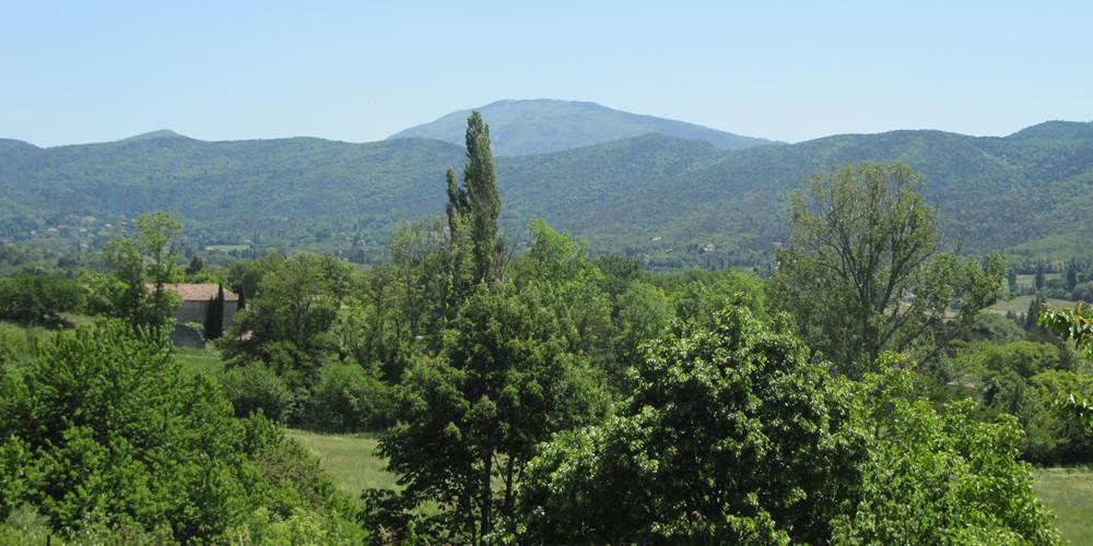 Vue sur les collines de la Drôme, prise du jardin
