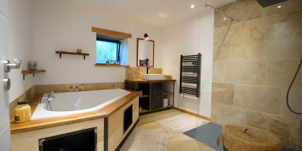 Salle de bain avec baignoire et douche