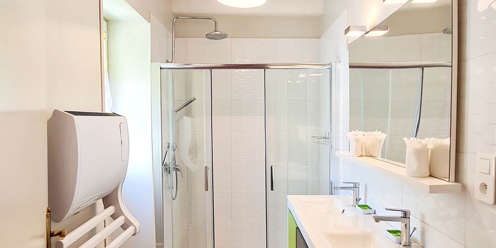 salle d'eau de la chambre rose