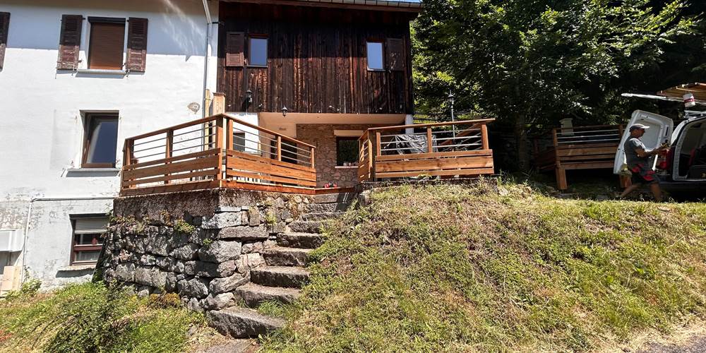 facade-exterieure-terrasses-bois-gite-ocimes-la-bresse