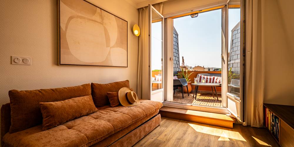 Canapé convertible largeur 160cm, accès à la terrasse Ouest.