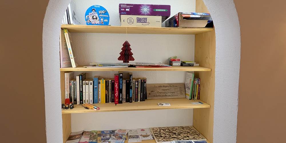 bibliotheque-livres-jeux-accueil-gite-ocimes-la-bresse