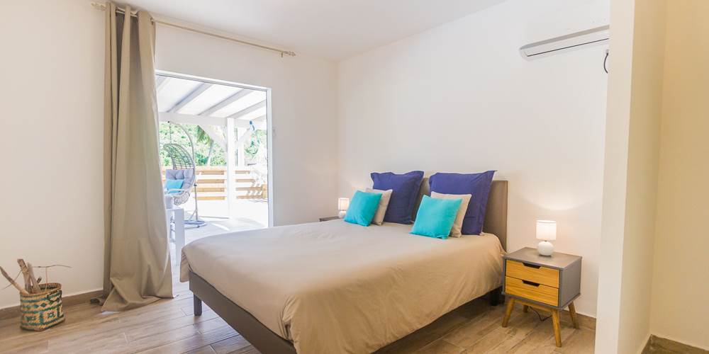 chambre lit double donnant sur la terrasse