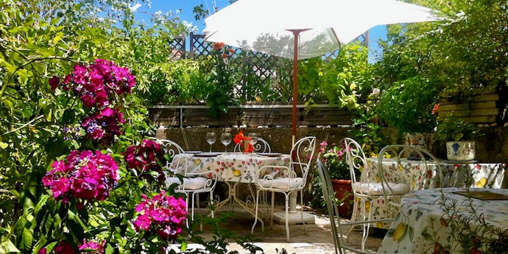 La terrasse fleurie pour dîners et petits-déjeuners