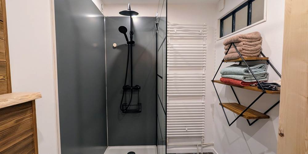 salle-de-bain-douche-serviettes-gite-ocimes-la-bresse