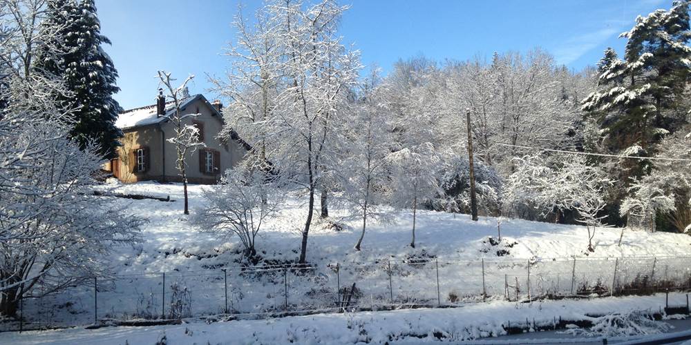 Maison forestière de la Soie et ses chambres d'hôtes en hiver surplombant les étangs et la forêt