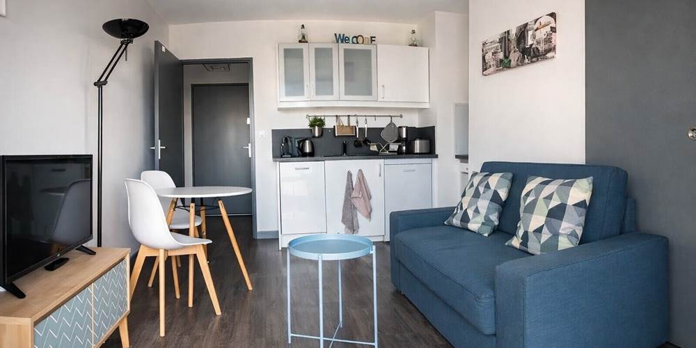 salon-spacieux-canapé-et-tv-les-florentines-toulouse