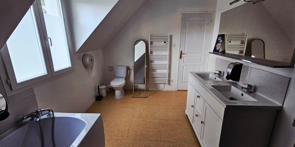 La salle de bain à l'étage