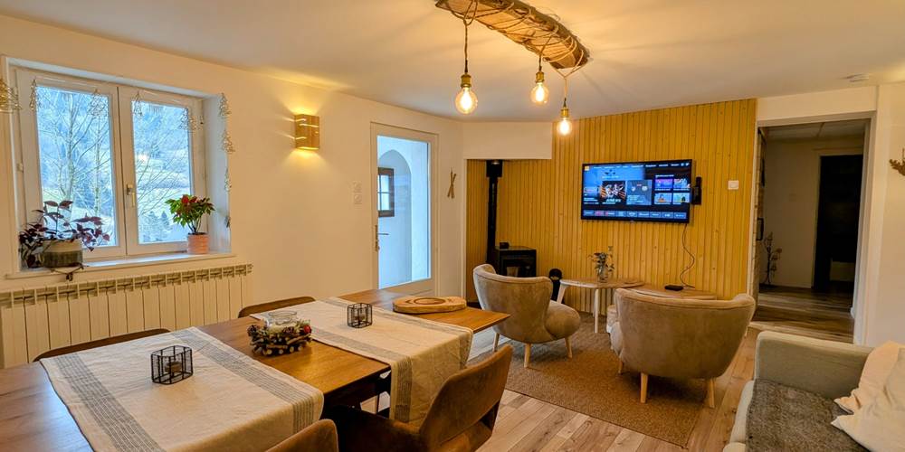 salon-salle-a-manger-ambiance-chaleureuse-gite-ocimes-la-bresse