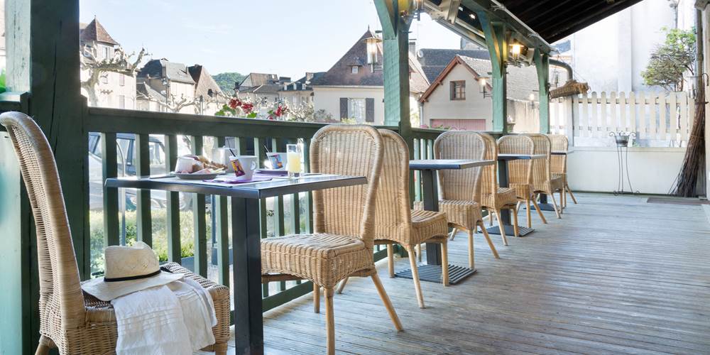 La terrasse Relais de Vellinus Hôtel Beaulieu sur Dordogne
