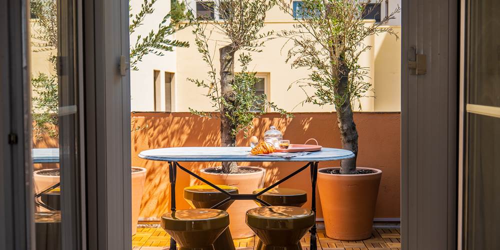 Pause repas sur une table en marbre, à côté des oliviers. Terrasse est.