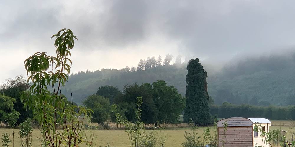 Les terres de la chouette, la roulotte et brume sur le Puy de la Roche