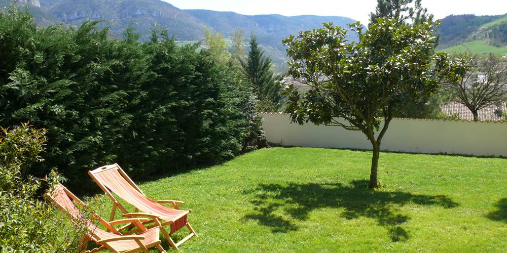 Repos et tranquillité dans les transats au bon air dans le jardin