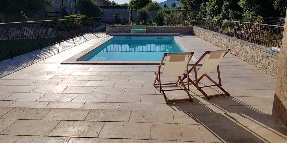 Plage carrelée anti-dérapante autour de la piscine des gites Luberon Lub'heureux