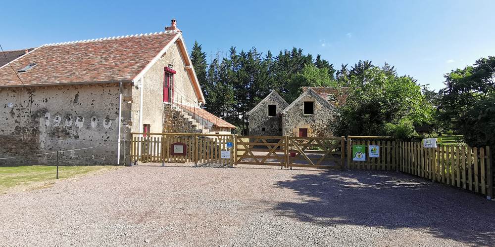 Entrée et parking - Gîte de l'Espinasse
