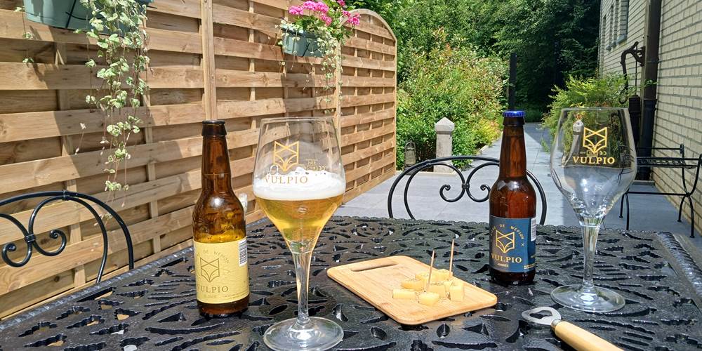 déguster une Vulpio sur la terrasse hébergement nature Namur