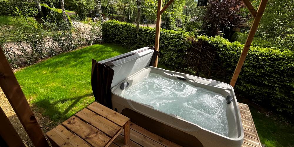 Spa privatif chauffé à 38°C avec vue sur la Forêt