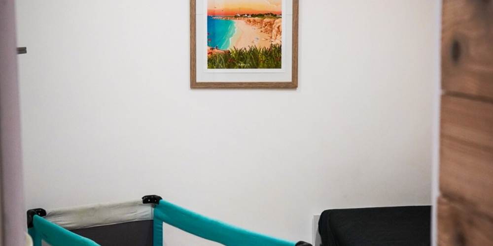 chambre-enfant-lit-bebe-gite-ocimes-la-bresse