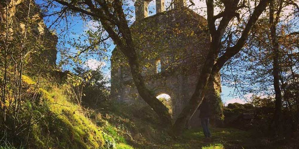 Chapelle de Saint-Etienne de Braguse. Une randonnée en forêt, recensée geocaching "Terra Aventura", qui saura émerveiller les petits et les grands.