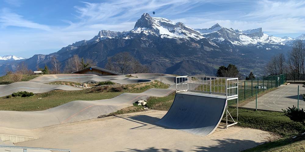 Piste de skateboard et velos juste à coté de l'église
