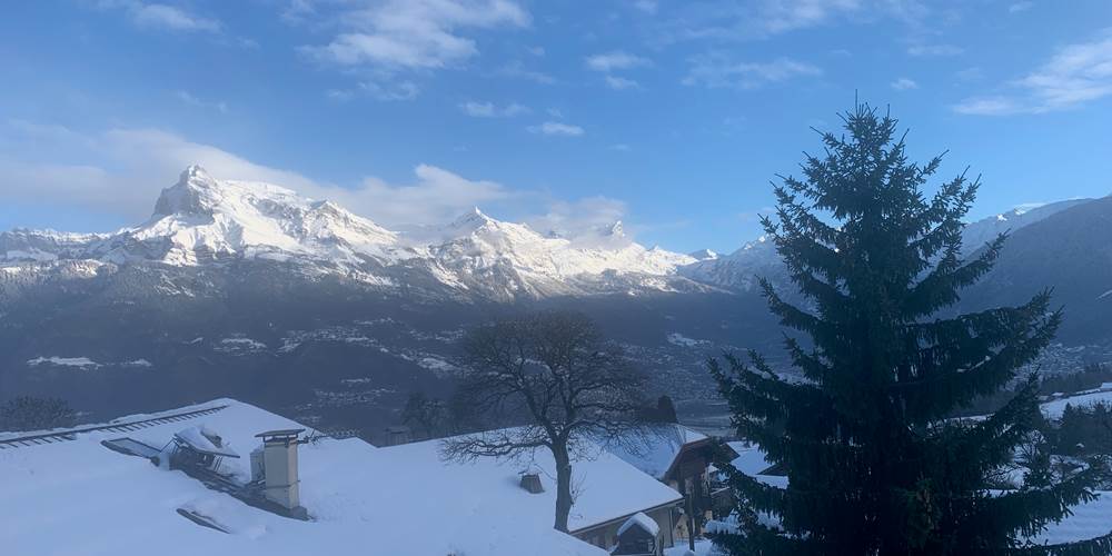 Fenetre 1 et 2 cuisine avec vue sur le toit de la ferme et sur la pointe percée