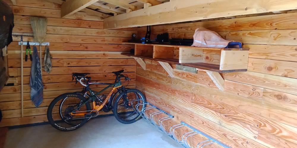 Garage 10 vélo/VAE sécurisé avec petit atelier de réparation