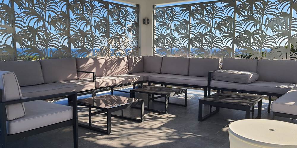 Le carbet avec coin salon de jardin