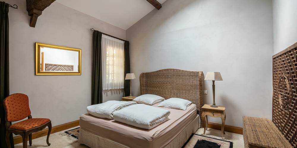 Chambre lit double, rez de chaussée, tourisme et handicap, salle de bain privative, vue jardin et rivière, vignoble, chambres d'hôtes