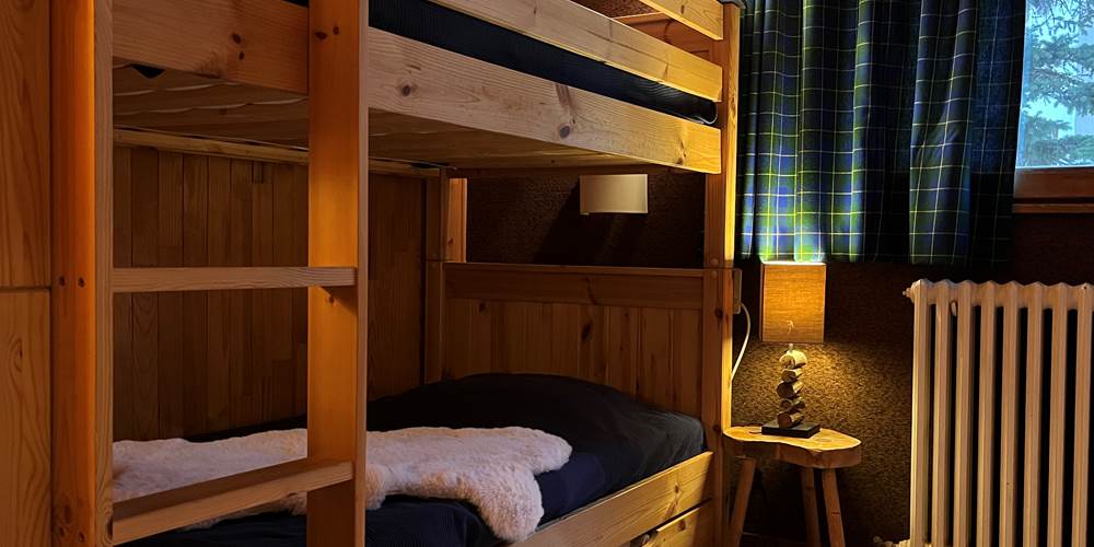 et un lit superposé  dans la chambre des enfants