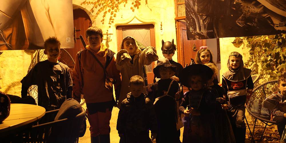 Soirée jeux au Château de Saint-Chamarand : vivez une expérience immersive unique dans l'ambiance chaleureuse de nos salons historiques.