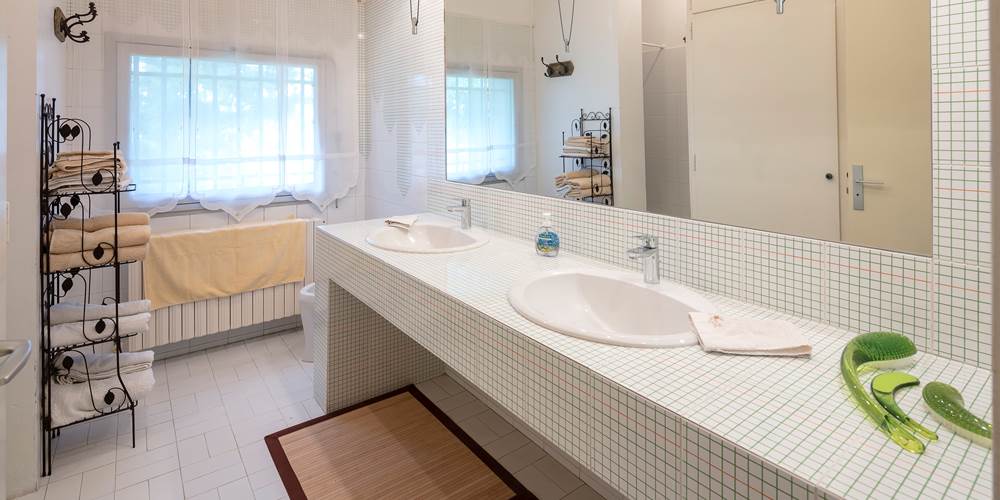 Salle d'eau 1er étage. Douche. 2 lavabos. Bidet