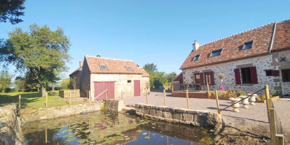 Bassin et terrasse extérieurs - Gîte de l'Espinasse