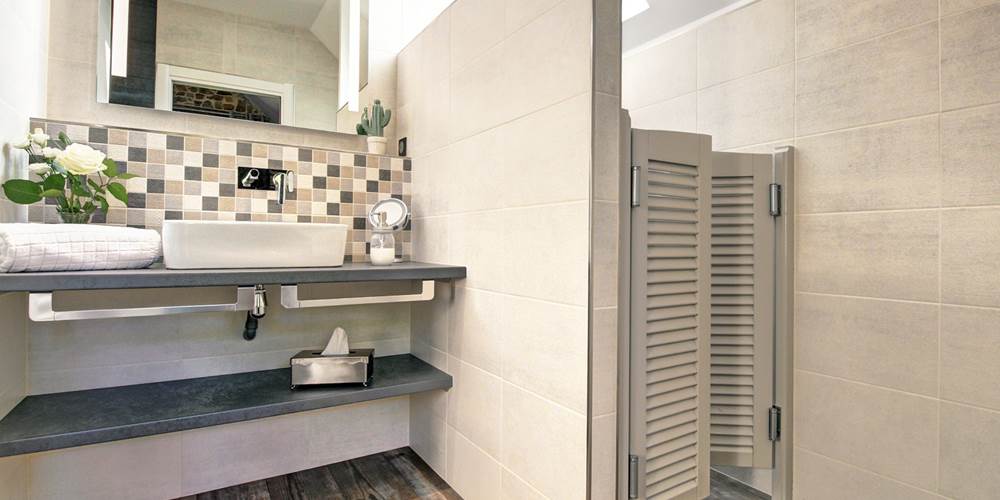 Grande salle de bain douche à l'italienne