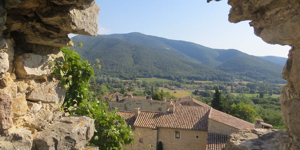 Vue à travers un mur du château