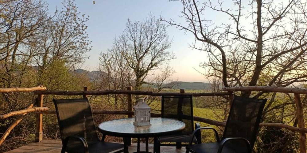 Terrasse orientée vers la plaine et la vallée du Rhône.