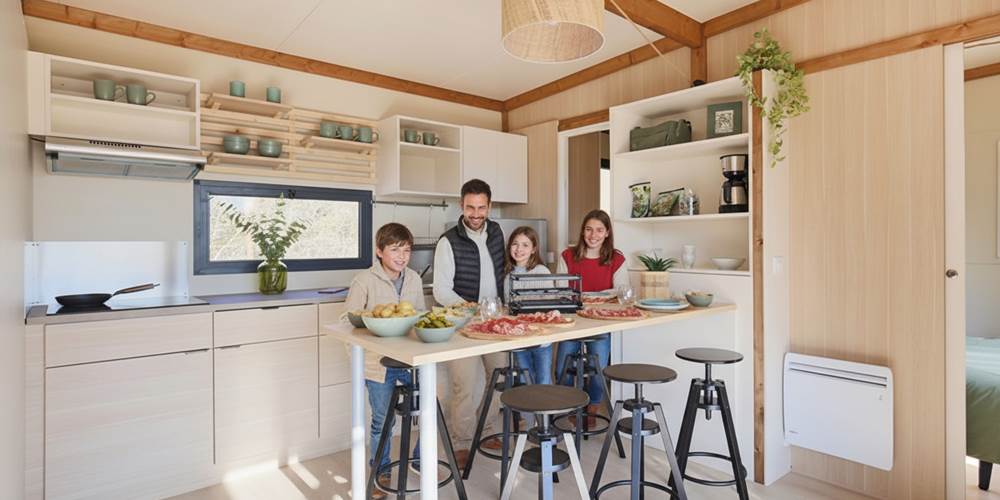 Coin repas avec sa cuisine toute équipée