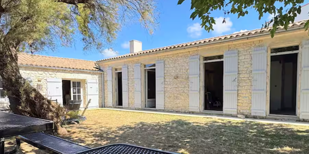 Jardin avant avec mobilier de jardin, parking à vélos et accès rue