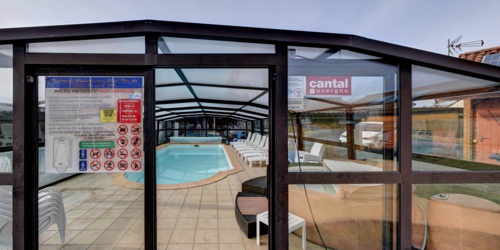 piscine chauffée à 27 degré par un abri solarium à Saint Flour en Auvergne