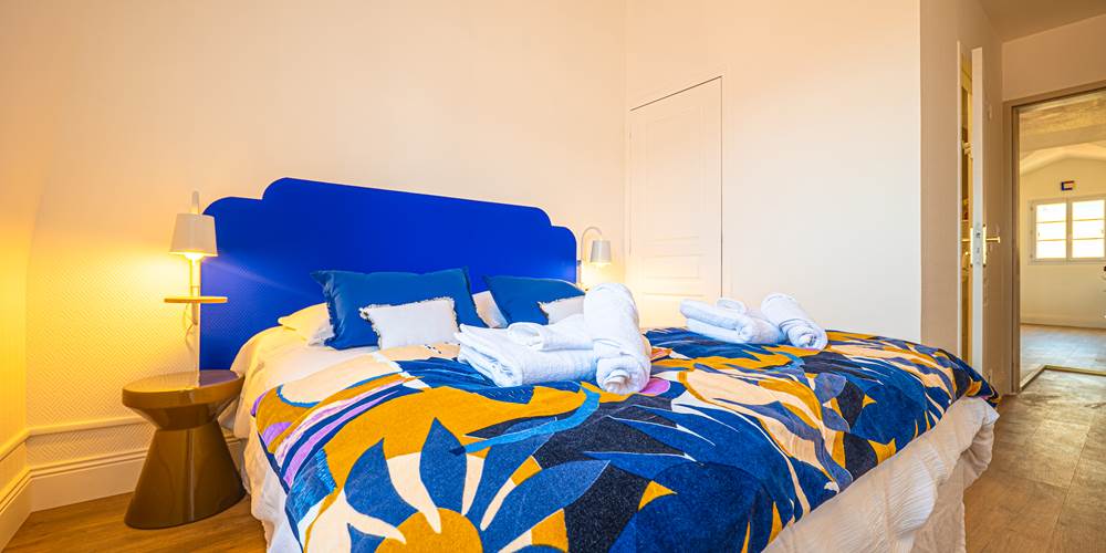 Nuits chromatiques sous les toits pour des réveils inspirés.