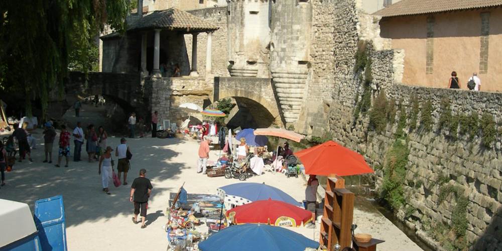 Des brocantes sont souvent organisées dans le lit de la Nesque