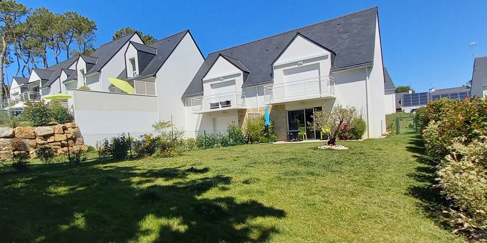 Vue extérieure de votre location de vacances à Sarzeau avec grand jardin privatif joliment arboré, terrasse équipée, située dans une résidence calme à 300 mètres de la plage du Roaliguen