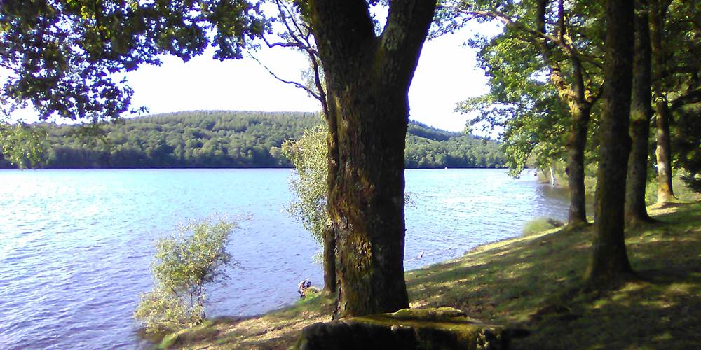Aire de pique nique au bord de l'eau