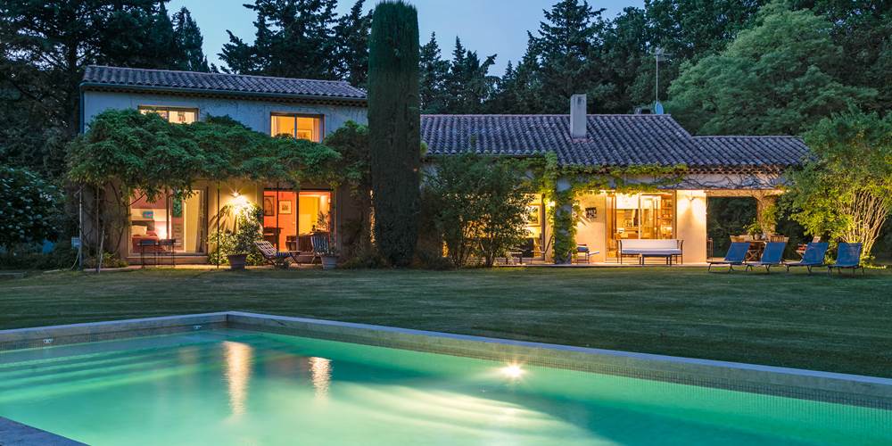 La Villa Oustal de nuit. Eclairage du Parc et sa piscine
