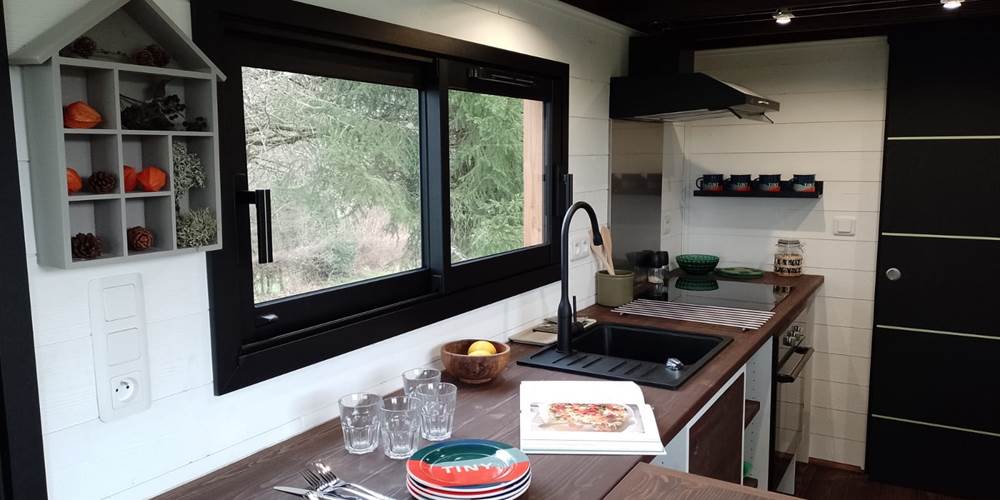 Un bel espace pour cuisiner et prendre ses repas face à la nature