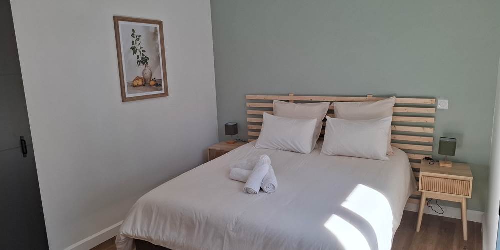 Chambre double du gîte Le Pressoir à Montblanc, décor chaleureux et apaisant.