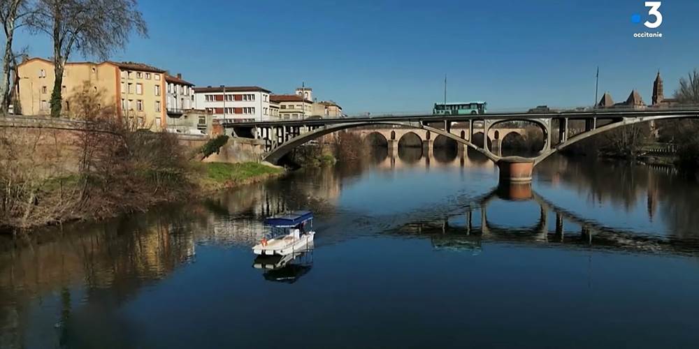 Helios Confluences évoluant sur le Tarn en centre ville de Montauban