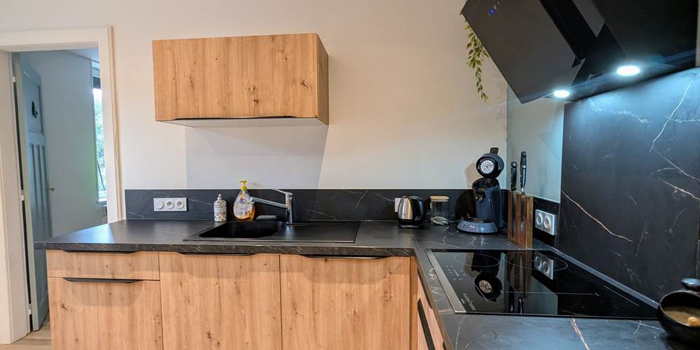 cuisine-equipee-bois-plan-de-travail-noir-gite-ocimes-la-bresse