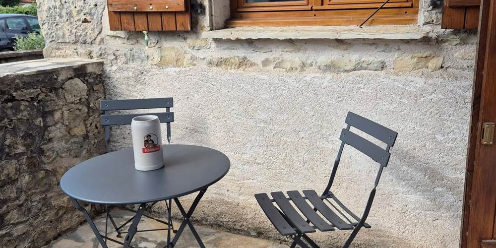 Terrasse avec table extérieure