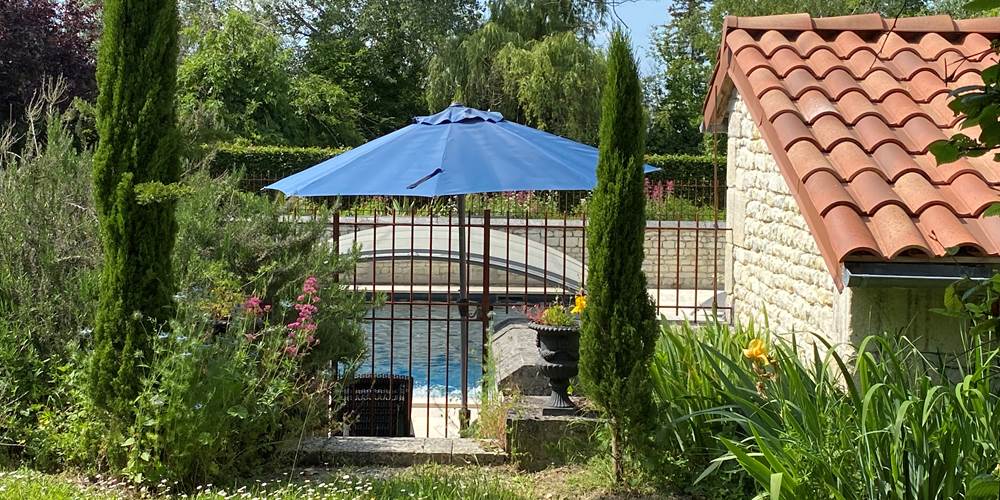 L'espace piscine clos par des murs et grilles