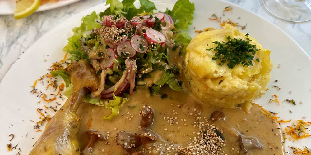 Restaurant-Boutique "Harmonie du Monde" : plats maison, produits frais majoritairement bio et locaux. Attenant à vos Gîtes "Le Chant des Sources" à Gimel-les-Cascades (19).